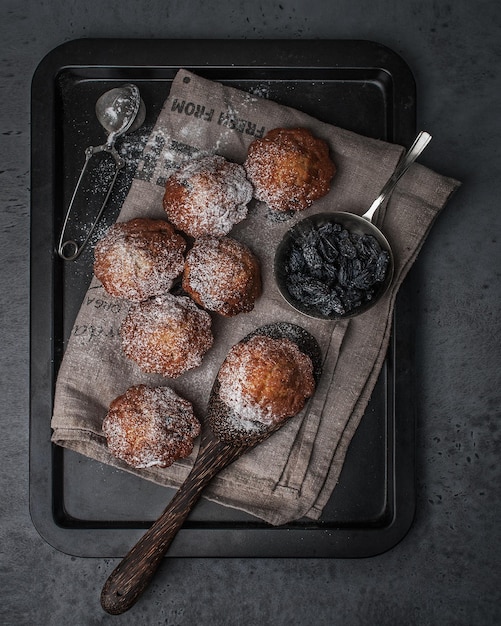 bolos de muffins caseiros com passas na bandeja de metal