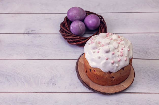 Bolos de Páscoa decoravam marshmallows e pintavam ovos de Páscoa em um ninho de vime