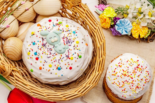 Bolos de Páscoa em fundo branco de massa de vidraceiro. Pão festivo ortodoxo tradicional