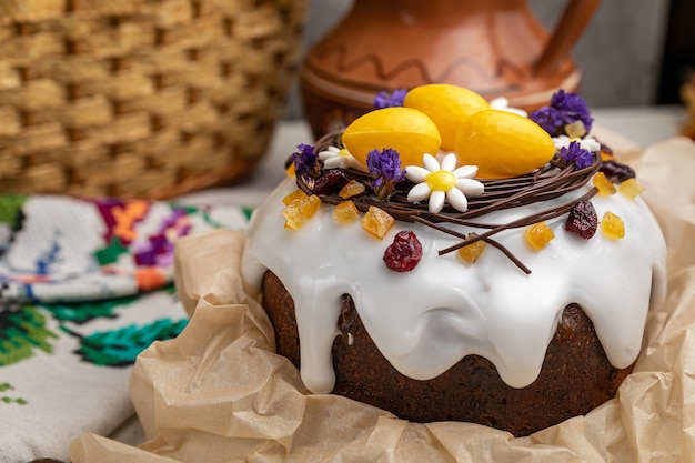 Bolos de Páscoa em uma mesa de madeira branca