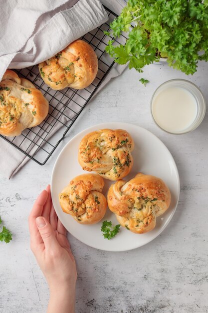 Bolos de pastelaria caseiros com salsa e queijo