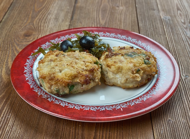 Bolos de peixe de atum picantes de perto