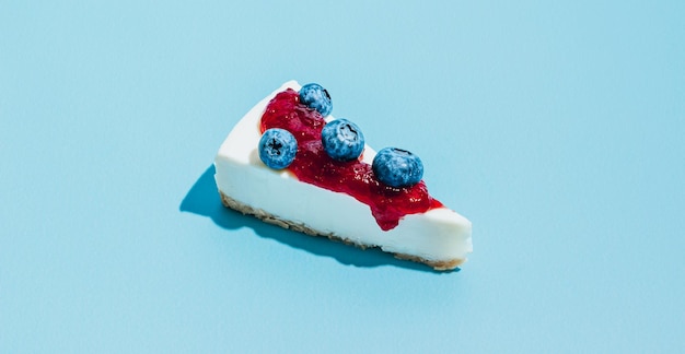 Bolos de queijo com mirtilos frescos e geléia isoladas em fundo azul