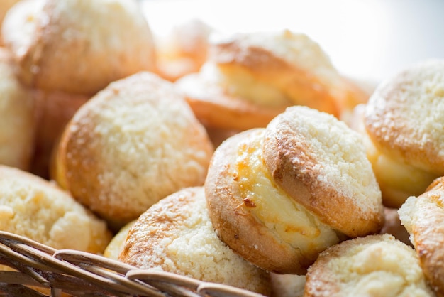 Bolos de queijo cottage em uma cesta na janela da padaria