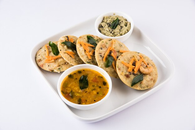 Bolos de semolina cozidos no vapor conhecidos como rava idli ou à toa. servido com sambar e chutney de coco. foco seletivo