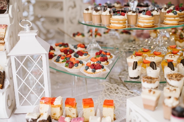 Bolos de sobremesa doce e cupcakes e geleias na barra de chocolate na celebração