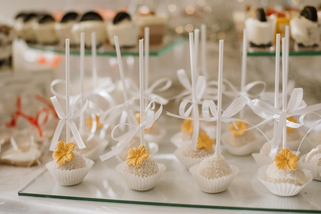 Bolos de sobremesa doce e cupcakes e geleias na barra de chocolate na celebração