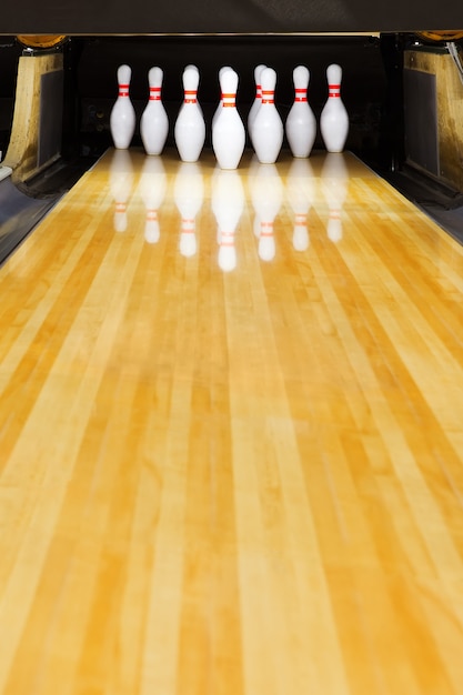 Bolos de diez pines en el callejón