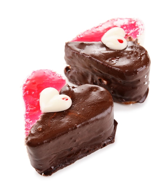 Bolos doces com chocolate isolado no branco