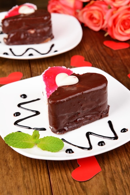 Foto bolos doces com chocolate no prato na mesa close-up