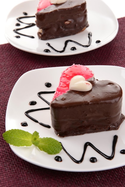 Bolos doces com chocolate no prato na mesa close-up