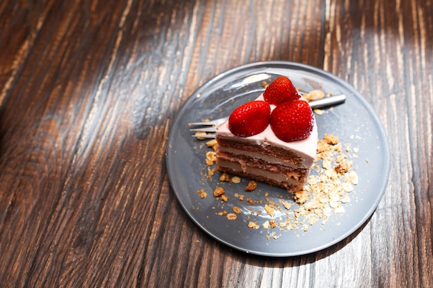 Bolos doces com frutas de verão em uma mesa de madeira. Festa, mesa doce. Verão oferecer sobremesas no restaurante.