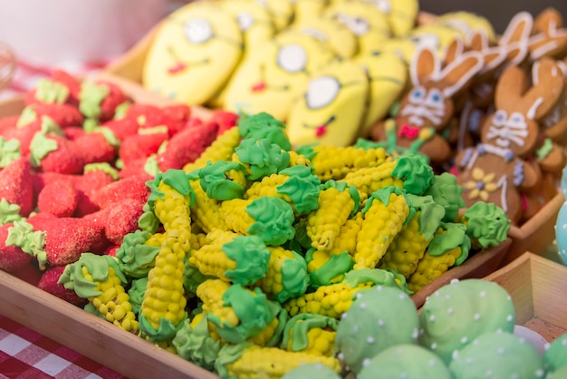 Bolos doces com glacê de arco-íris em uma confeitaria