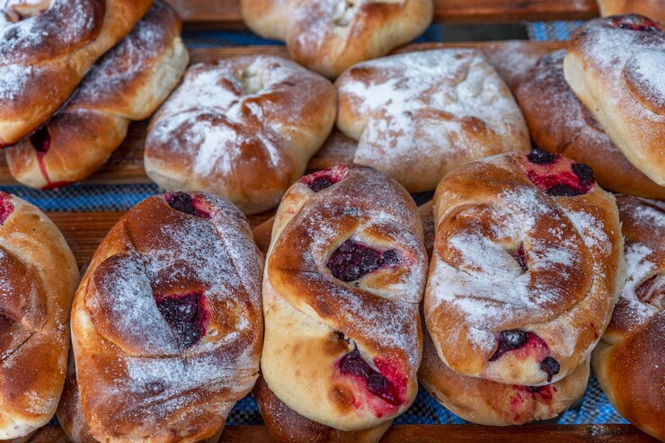 Bolos doces no balcão Pãezinhos tradicionais Closeup