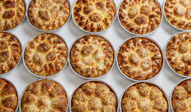 Bolos dulces de levadura al horno con migas de streusel