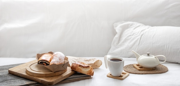 Bolos frescos e uma chávena de café