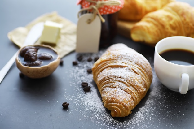 Bolos frescos na mesa. Croissant com sabor francês no café da manhã.