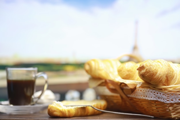 Bolos frescos na mesa. Croissant com sabor francês no café da manhã.