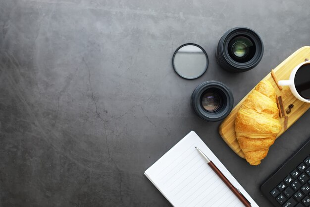 Bolos frescos na mesa. Croissant com sabor francês no café da manhã.