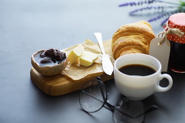 Bolos frescos na mesa. Croissant com sabor francês no café da manhã.