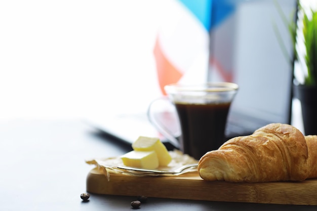 Bolos frescos na mesa. croissant com sabor francês no café da manhã.