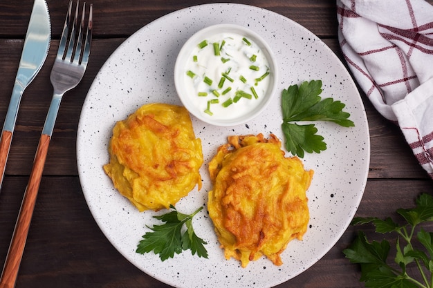 Bolos fritos de batata ralada no prato com molho