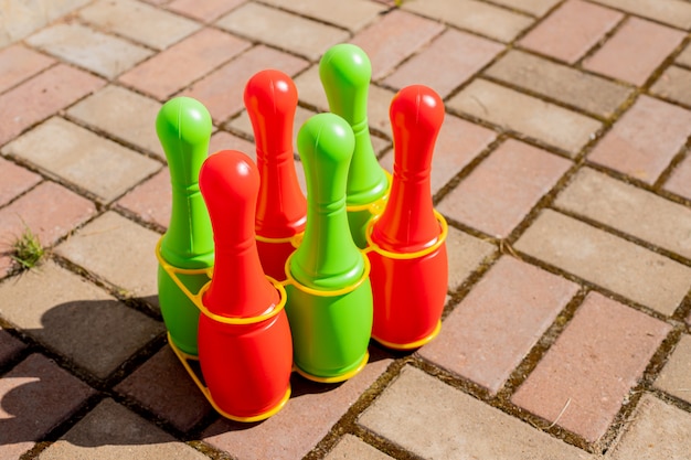 bolos y pelotas para jugar bolos en una piedra