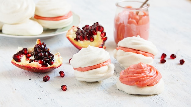 Bolos pequenos de merengue com coalhada de limão e romã