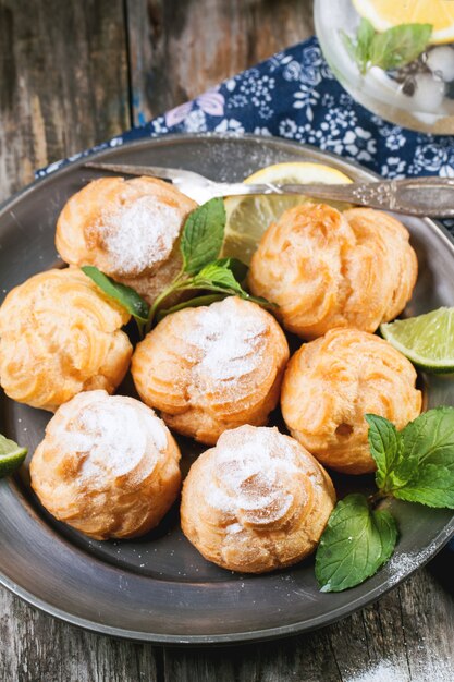 Bolos profiteroles com limonada