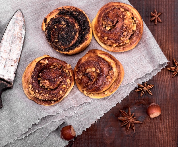 Bolos redondos com canela e papoilas em um guardanapo de tecido cinza