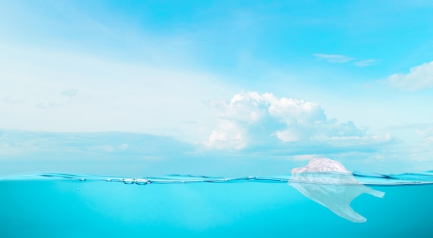 Bolsa de agua de plástico en agua de mar protección del medio ambiente