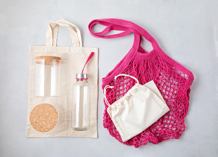 Foto bolsa de algodón de malla, envases de vidrio reutilizables y botella de agua.