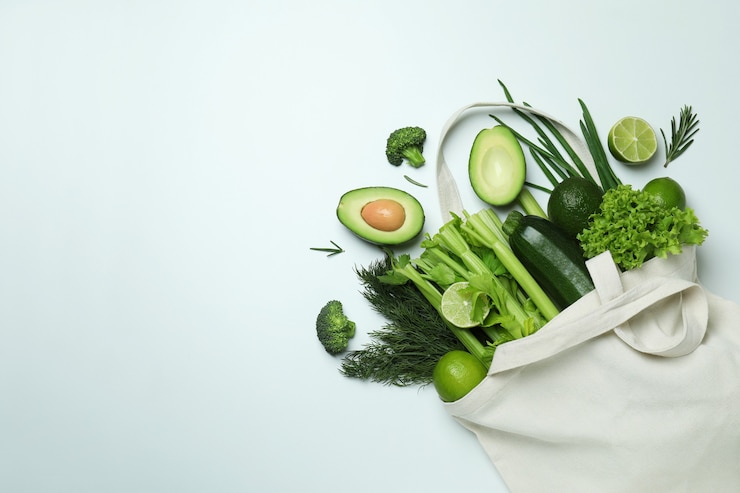 Foto bolsa de algodón con verduras sobre blanco