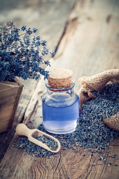 Bolsa de arpillera de aceite esencial de lavanda o infusión de flores secas de lavanda seca