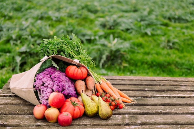 Bolsa de arpillera llena de verduras y frutas