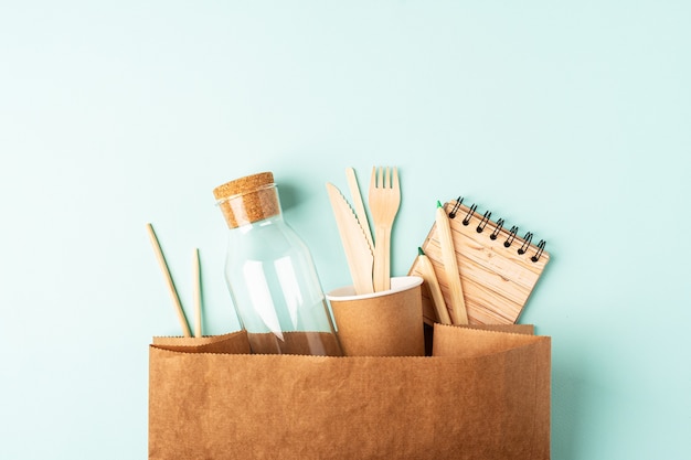 Bolsa de artesanía, frasco de vidrio y vista superior de vajilla reciclada. Flat lay Zero Waste, respetuoso con el medio ambiente, concepto libre de plástico orgánico natural.