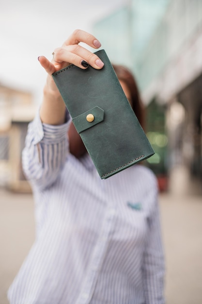 Foto bolsa azul céu e mão de mulher bonita com manicure