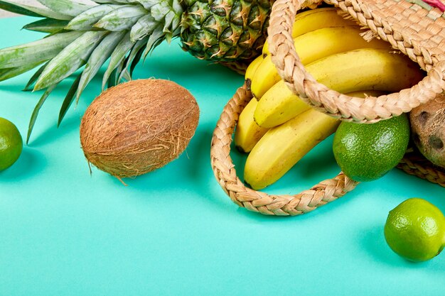 Bolsa de bambú para la compra de comestibles con frutas exóticas orgánicas