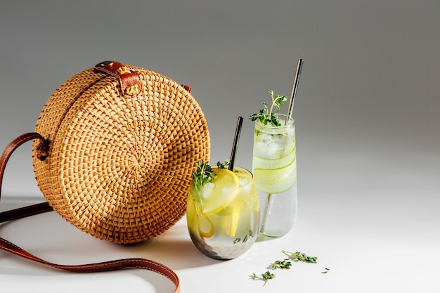 Bolsa de bambú y limonada. Concepto de vacaciones de verano.