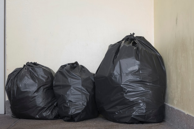 Bolsa de basura en el piso.