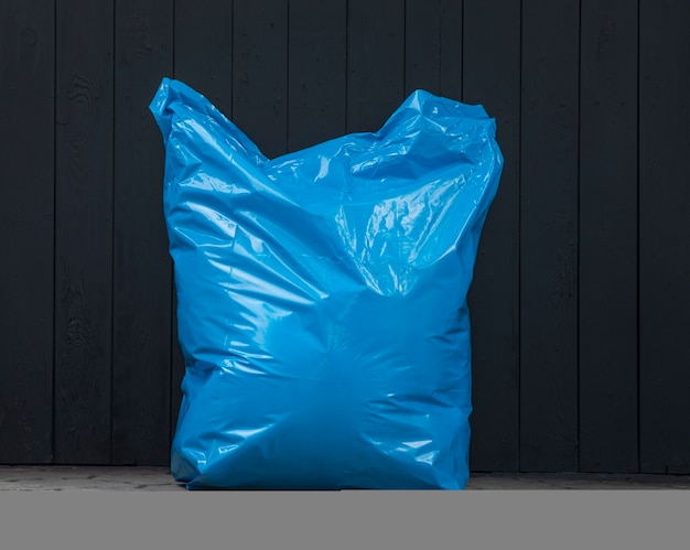 Bolsa de basura de plástico azul en la calle