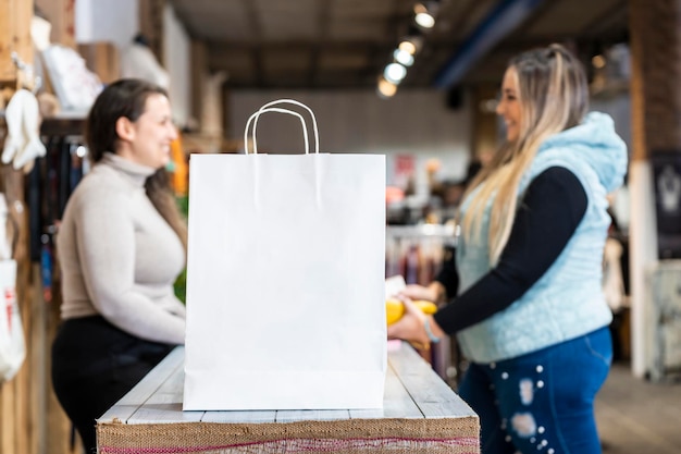 Foto bolsa blanca con espacio para texto en el mostrador de una tienda de ropa