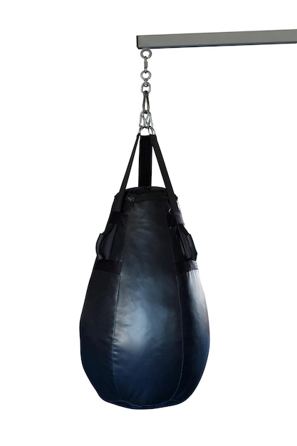 Bolsa de boxeo en una cadena colgando de un travesaño aislado sobre un fondo blanco.