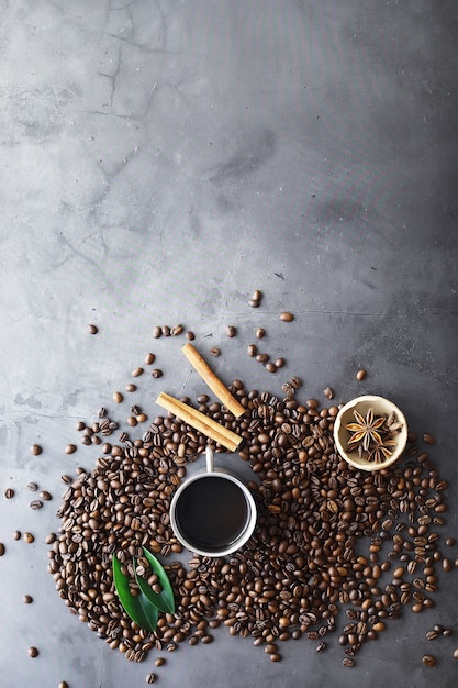 Bolsa de café. Granos de café tostados sobre la mesa. Granos de café con hojas verdes para cocinar.