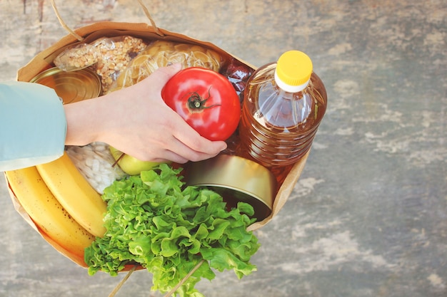 Bolsa de cartón con productos. Concepto de personas dedicadas a la caridad.