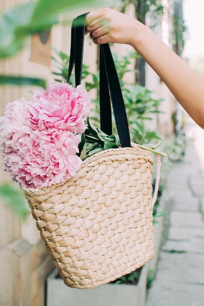 Bolsa cesta com peônias rosa