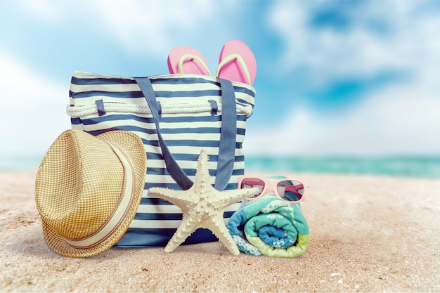 Foto bolsa de colores en la playa de verano, concepto de viaje