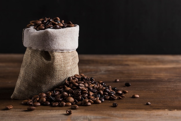 Foto bolsa com grãos de café