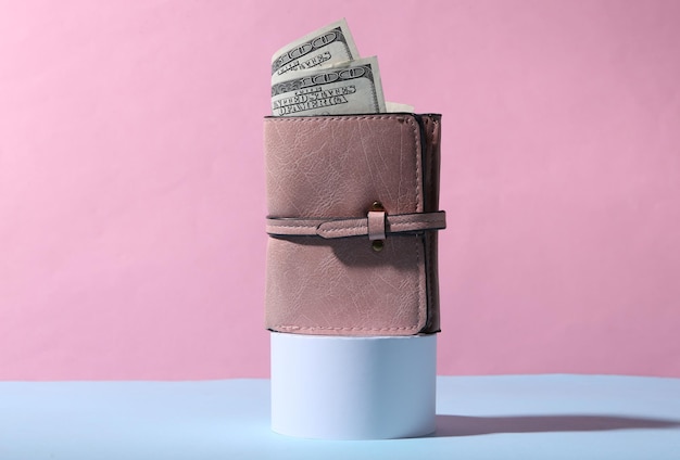 Bolsa com notas de dólar no carrinho Fundo pastel rosa azul