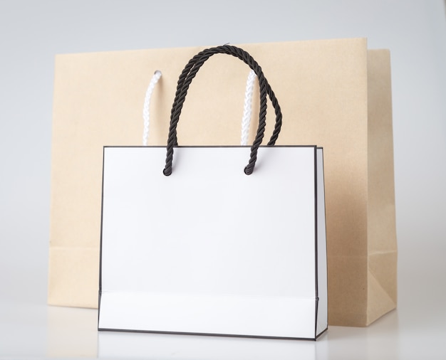 Bolsa de la compra blanca, una bolsa de la compra en color y espacio para copiar texto plano o producto